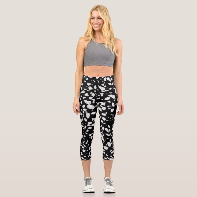 Abstraktes Terrazzo Mosaik Schwarz-Weiß-Muster Capri Leggings (Vorderseite)