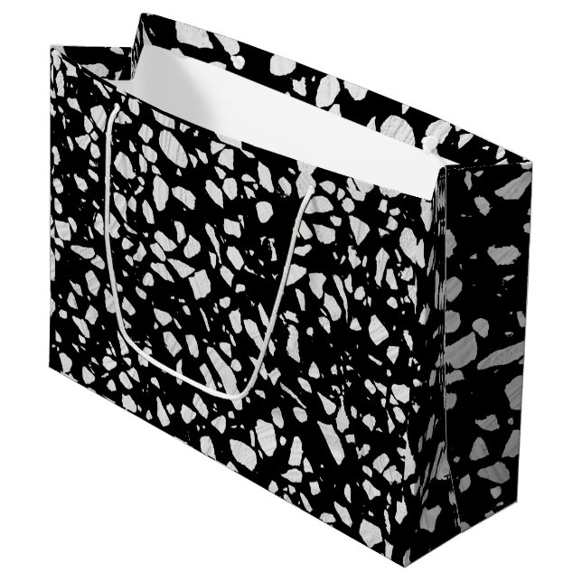 Abstraktes Terrazzo Mosaik Schwarz-Weiß-Muster Große Geschenktüte (Vorderseite Schrägansicht)