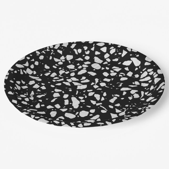 Abstraktes Terrazzo Mosaik Schwarz-Weiß-Muster Pappteller (Schrägansicht)