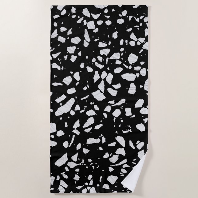 Abstraktes Terrazzo Mosaik Schwarz-Weiß-Muster Strandtuch (Vorderseite)