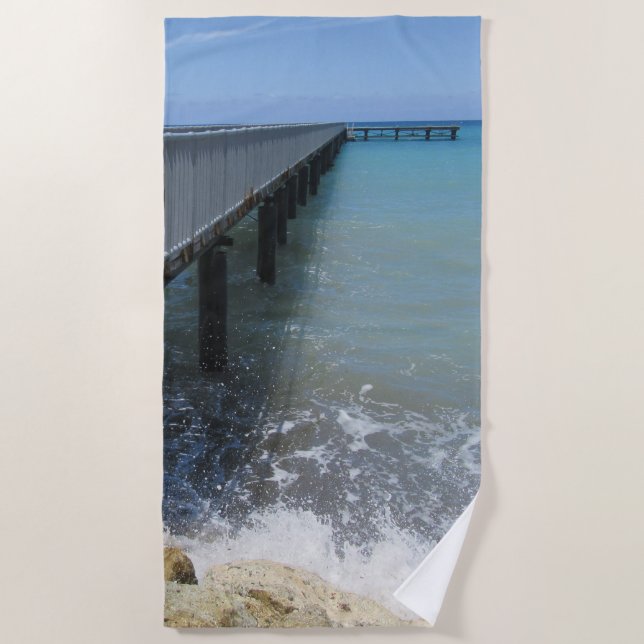 Abstürzen von Wellen auf Wharf-Design Strandtuch (Vorderseite)
