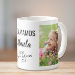 Abuela Te Amamos Personalisiertes Foto Kaffeetasse<br><div class="desc">Feiern Sie einen geliebten Abuela mit dieser maßgeschneiderten Foto Design-Tasse. Man kann zwei Fotos eines Enkelkindes oder Enkelkindes hinzufügen, den Ausdruck "Te Amo" oder "Te Amamos" personalisieren und personalisieren, wie sie angesprochen wird ("Abuela", "Abuelita", "Tita" usw.). Sie können auch die Namen und das Jahr des Enkelkindes oder Enkelkindes hinzufügen (wenn...</div>