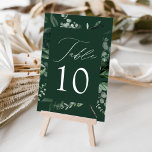 Abundant Greenery Wedding Tischnummer<br><div class="desc">Elegante,  botanische Hochzeitskarten mit der Tischnummer,  die in einem rechteckigen Rahmen eingebettet ist,  umgeben von Eukalyptus,  Farne und anderen üppigen Grünpflanzen mit dunkelgrünem Hintergrund. Personalisieren Sie die Nummer für jede Tischkarte und fügen Sie sie Ihrem Warenkorb hinzu. Entworfen,  um sich mit unserer Hochzeitskollektion "Abundant Greenery" abzustimmen.</div>