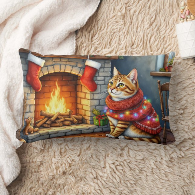 Abyssinian Cat Sitting by Fireplace with Christmas Lendenkissen (Decke)