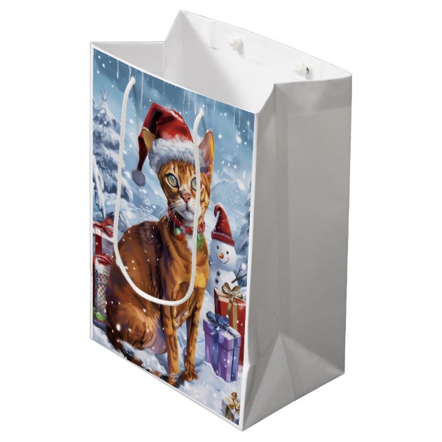 Abyssinian Cat Winter Wonderland Weihnachtsfreude Mittlere Geschenktüte (Vorderseite Schrägansicht)