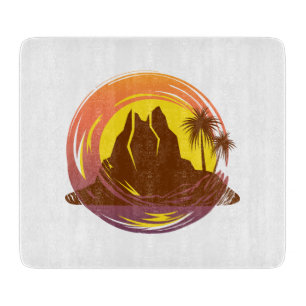 Abzeichen mit tropischer Vulkanlandschaft und Palm Schneidebrett