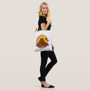 Abzeichen mit tropischer Vulkanlandschaft und Palm Tasche