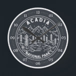 Acadia Nationalpark Bar Hafen Monoline Runde Wanduhr<br><div class="desc">Acadia Monoline Kunstwerk Design. Der Acadia Nationalpark liegt hauptsächlich auf der Mount-Wüsteninsel Maine. Die Landschaft ist geprägt von Wäldern,  felsigen Stränden und gletschergeschmückten Granitgipfeln wie dem Cadillac Mountain.</div>