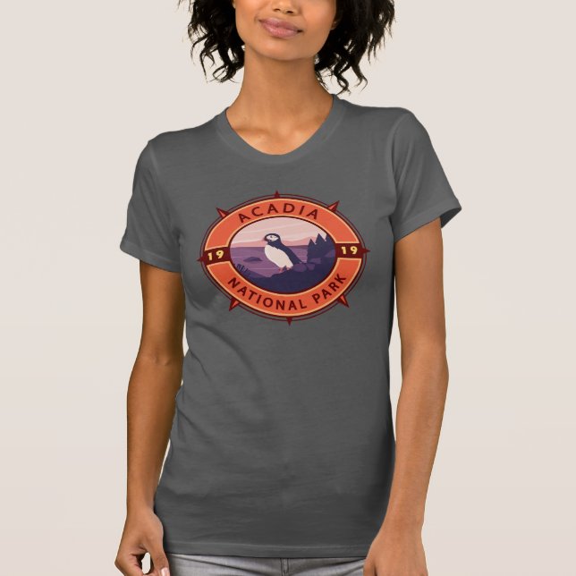 Acadia Nationalpark Puffin Retro Kompass Emblem T-Shirt (Vorderseite)