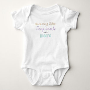 Accepting Geschenke Baby T - Shirt HAMbyWG