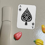 Ace Pipe Black and White Playing Card Magnet<br><div class="desc">Dieses Design ist wie ein Pik-Ass oder eine Trumpkarte gestaltet und bietet eine verzierte Illustration in Schwarz und Weiß.</div>