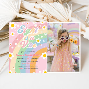 Acht ist ein Vibe Groovy Daisy Rainbow 8. Geburtst Einladung