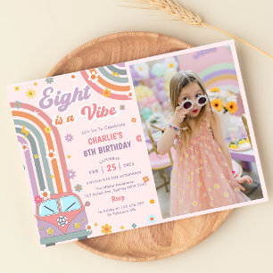Acht ist ein Vibe Groovy Retro Daisy Geburtstags-F Einladung