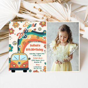 Acht ist ein Vibe Groovy Retro Floral 8. Geburtsta Einladung