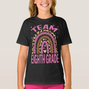 Achte Klasse Rainbow von hinten in die Schule T-Shirt