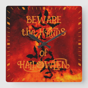 Achten Sie auf die Hände der Halloween-Fledermauss Quadratische Wanduhr