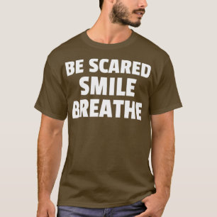 Achten Sie auf ein erschrecktes Lächeln T-Shirt