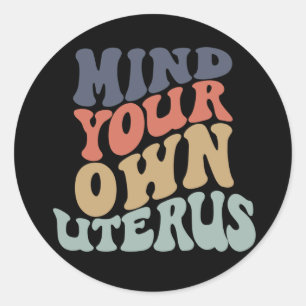 Achten Sie auf Ihren eigenen Uterusfeministen Runder Aufkleber
