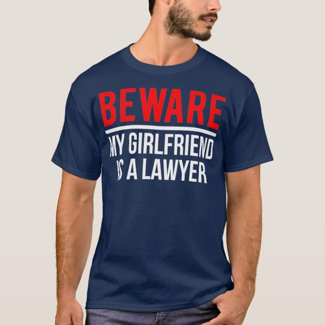 Achten Sie darauf, dass meine Freundin ein Anwalt  T-Shirt (Vorderseite)