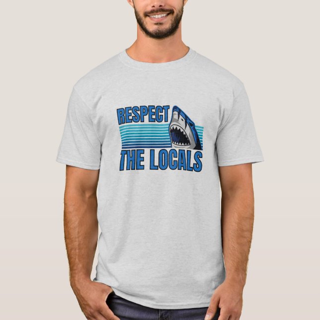 Achtung vor den Einheimischen, Haifischen T-Shirt (Vorderseite)