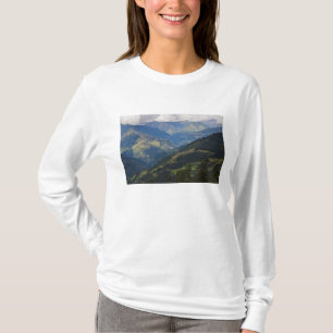 Ackerland und Dorf im Himalaja T-Shirt