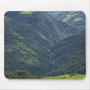Ackerland und Himalaja-Wald im Mangdue-Tal Mousepad
