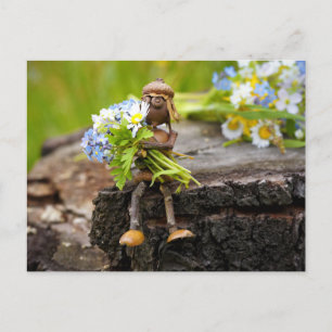Acorn elf fille avec des fleurs carte postale