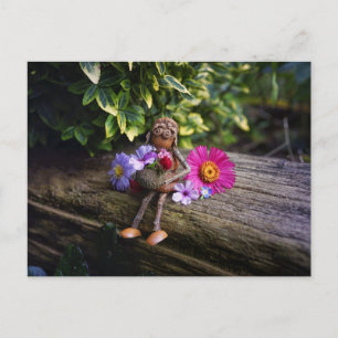 Acorn elf fille avec des fleurs carte postale
