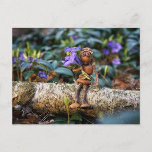 Acorn elf fille avec des fleurs carte postale