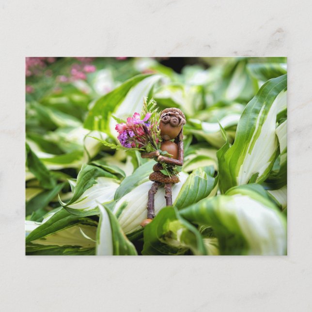 Acorn elf Mädchen mit Blume Postkarte (Vorderseite)
