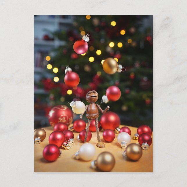 Acorn Elf spielt mit Weihnachtsdekorationen Postkarte (Vorderseite)