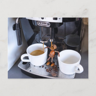 Acorn elf trinkt Kaffee aus der Kaffeemaschine Postkarte