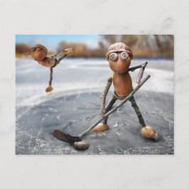 Acorn Elves spielen auf der Eiswinterkarte Postkarte