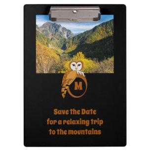 Adable British Owl Nesting on Monogram Egg Foto Klemmbrett