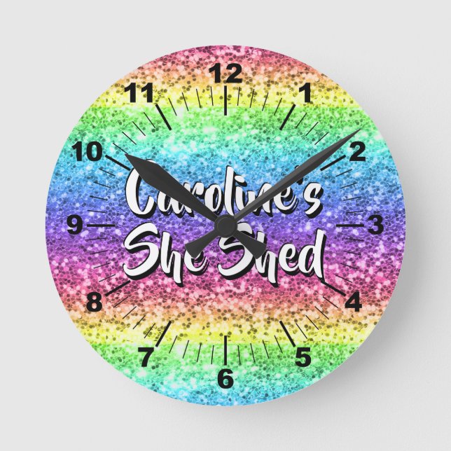 Add Name Change Any Text She Shed Sparkle Rainbow  Runde Wanduhr (Vorderseite)