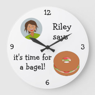 Add Your Photo: 'Time for a Bagel' Große Wanduhr