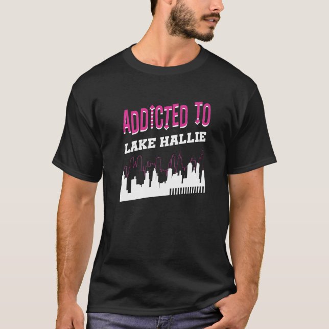 Addicted to Lake Hallie Vacation Spaß Trip Wisco T-Shirt (Vorderseite)