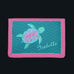 Addieren aquamarine rosa Schildkröte des Tri-fold Portemonnaie<br><div class="desc">Niedliche wunderliche Schildkrötekunstgeldbörse für Kinder fertigen mit Ihrer eigenen Wahl des Namens besonders an. Dieses Beispiel liest Isabella. Niedliche kleine Geldbörse oder Geldbeutel für Kinder die Schildkröten das Meer und die Seegeschöpfe. Vervollkommnen Sie für Eltern der Strandliebhaber, -schwimmens und -tauchens. Eine große Geschenkidee für das Tauchen und das Schwimmen der...</div>