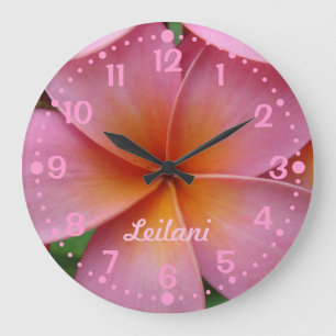 Addieren Sie Ihre rosa Plumeria-Blumen-Namensuhr Große Wanduhr