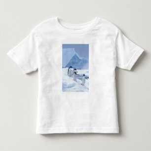 Adelie-Pinguine (Pygoscelis adeliae) auf Eis, Kleinkind T-shirt