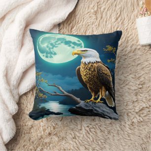 Adler am Felsen unter Vollmond Kissen
