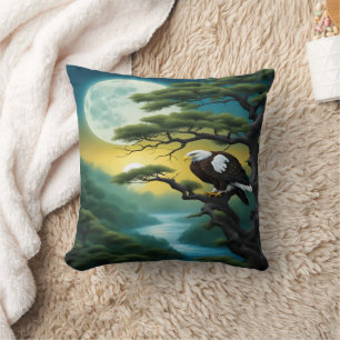 Adler auf Baumzweig unter Vollmond Kissen