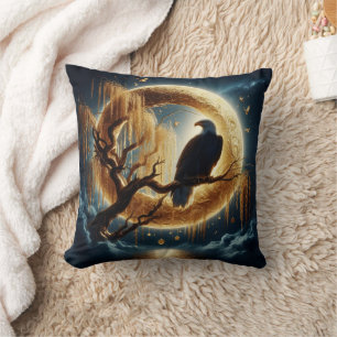 Adler auf einem Zweig unter Vollmond Kissen