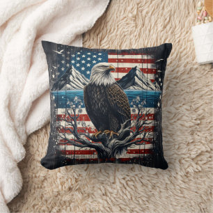 Adler auf Zweig mit amerikanischer Flagge Kissen