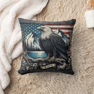 Adler auf Zweig mit Bergkulisse Kissen