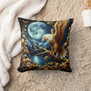 Adler auf Zweig unter dem Moonlit Himmel Kissen