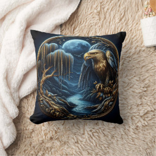 Adler auf Zweig unter dem Moonlit Himmel Kissen