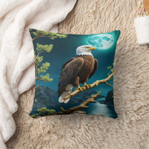 Adler auf Zweig unter Nachtschwärme Kissen