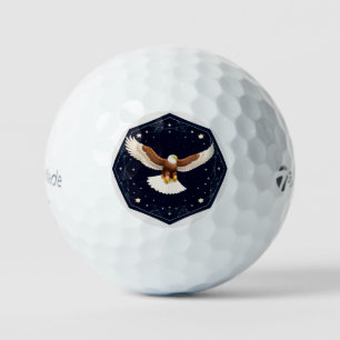 Adler fliegt gegen sternenklaren Hintergrund Golfball