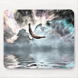 Adler fliegt über der Wasseroberfläche Mousepad
